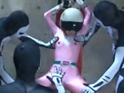 女英雄假面變身被間諜發現為保密身份只好任其凌辱還被迫